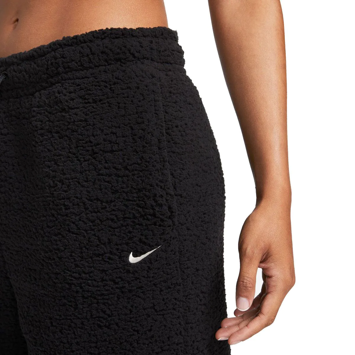 Nike therma joggers womens online
